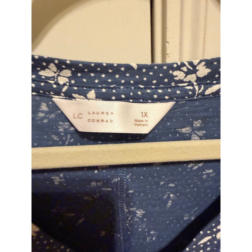 LC Lauren Conrad Womens Blue White Floral Flutter Sleeve V Neck Cotton Top 1X - Picture 4 of 9